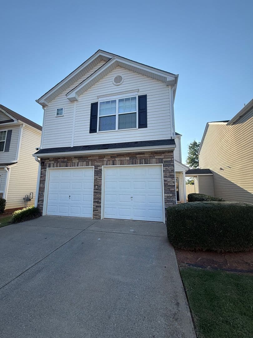 Two-story home managed by Horizon on Mountain Top Place in Cumming, GA