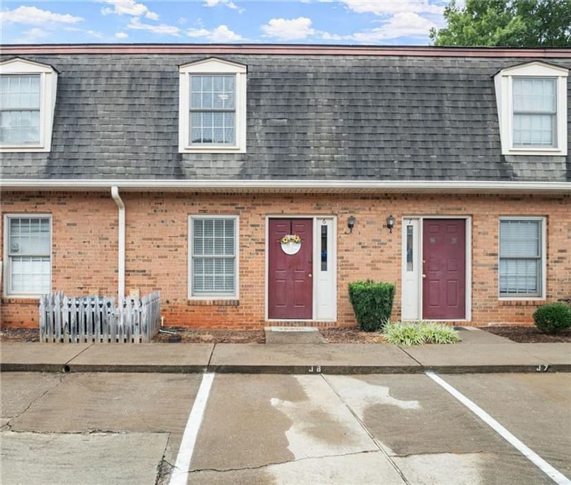 Townhomes managed by Horizon on Old Flowery Branch Road in Oakwood, GA